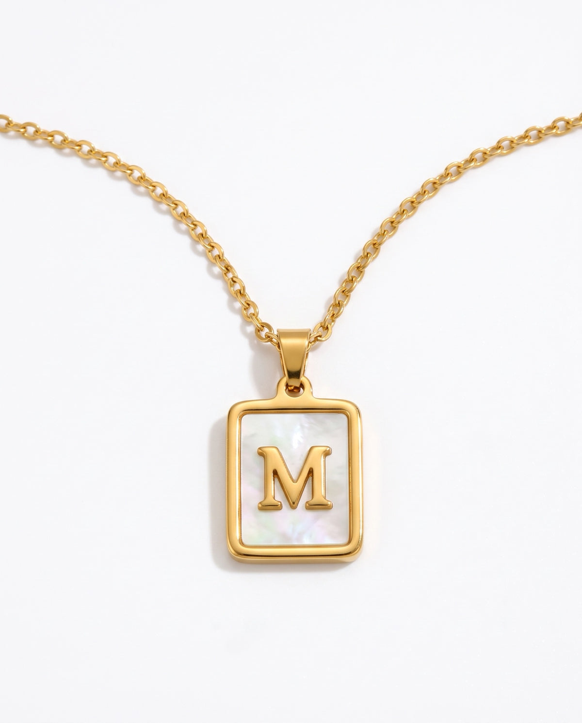 Dorado letra M